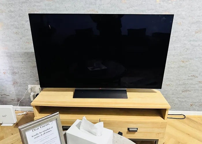 Luxury 2-bed Apartment,office With Built-in Tv King Bed, Private Entrance And Free Parking