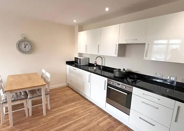 Modern 2-bed Living With Private Balcony Apartament *