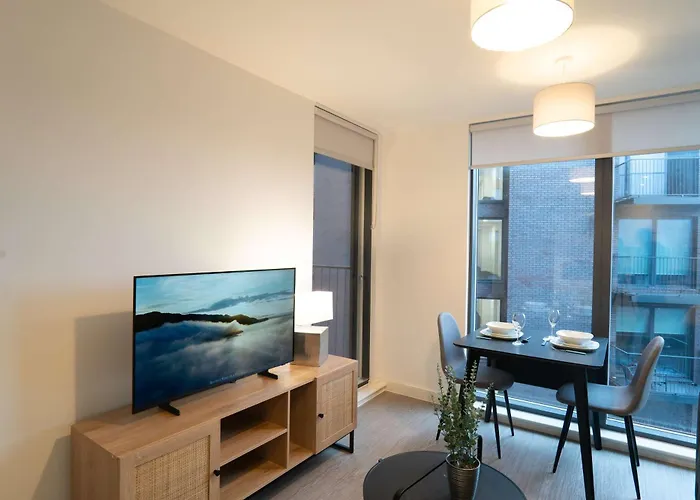 Bright 1 Bed In W Balcony