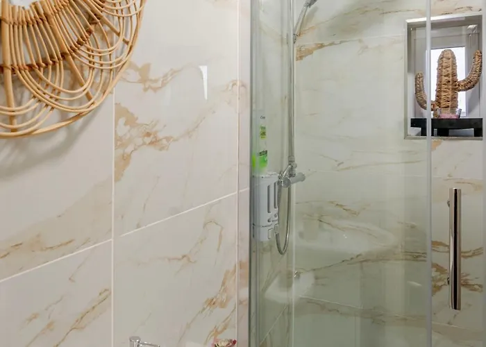 Perfect For Contractors, Free Parking, * Manchester