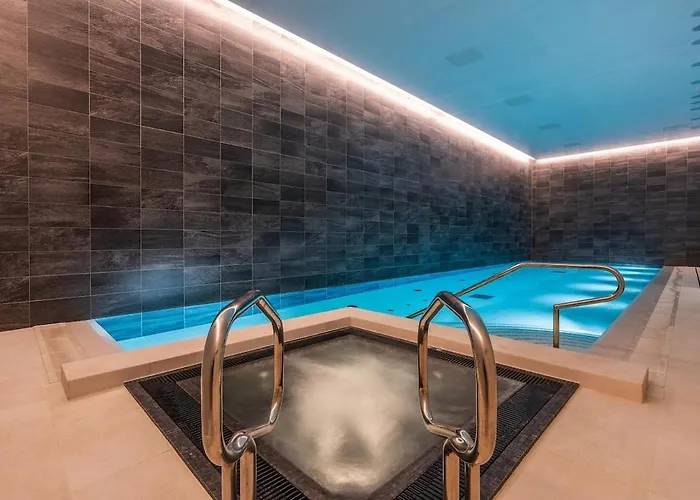 Stylish & Spacious 2 Bedroom 2 Bathroom Apartament *