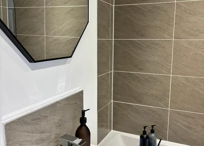 The Haven - 2 Bed Cozy - Sleeps 6 - Private Parking Manchester