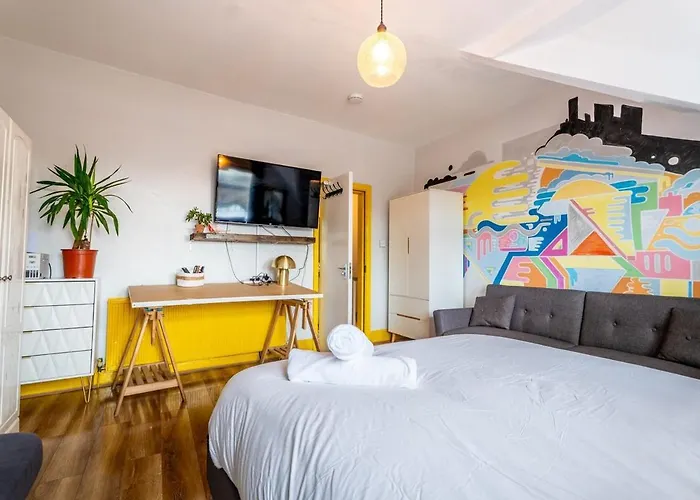 Vibrant 3 Bedroom Art Duplex Spacious & Unique * Manchester