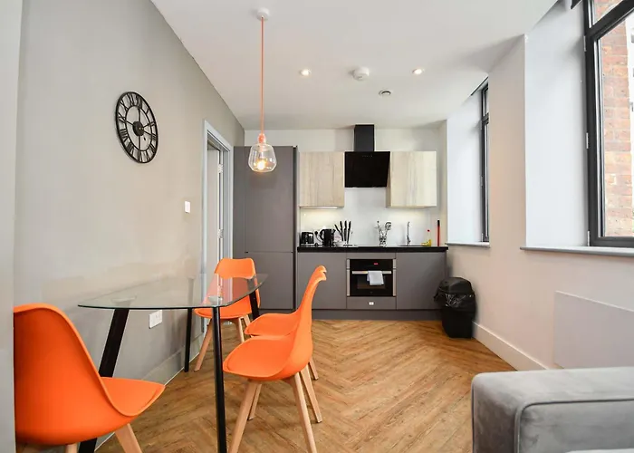 Apartment Convenient 2bed Flat W Security Manchester