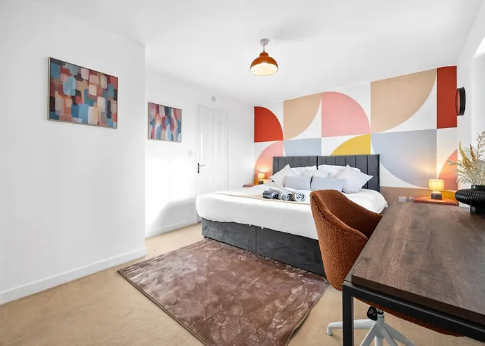 15 Mins To Centre! Sleeps 7, Free Parking, Wi-fi & Garden *