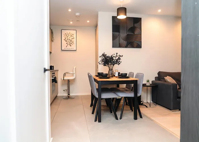 Stylish 2bed Balcony & View Centre