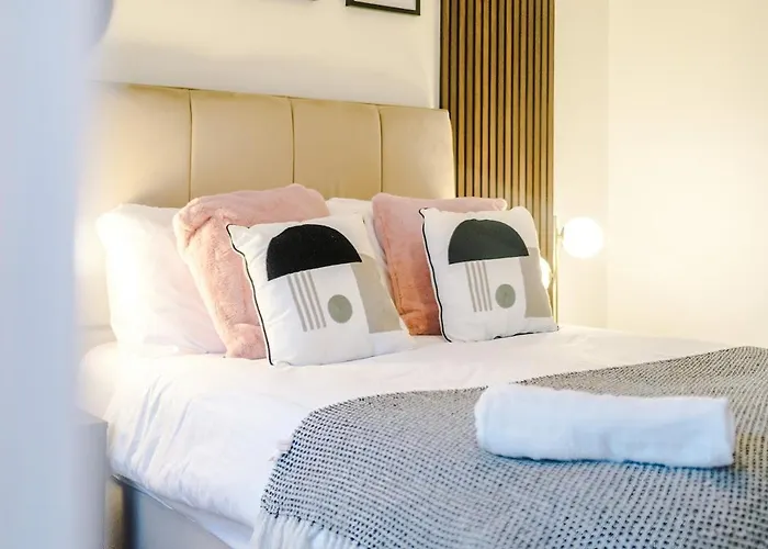 Central, 2 Bedroom, Penthouse Duplex Daire