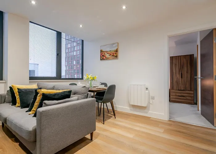 Modern 2-bed, 2-bath Near Old Trafford, Free Parking, Ideal For Contractors And Long