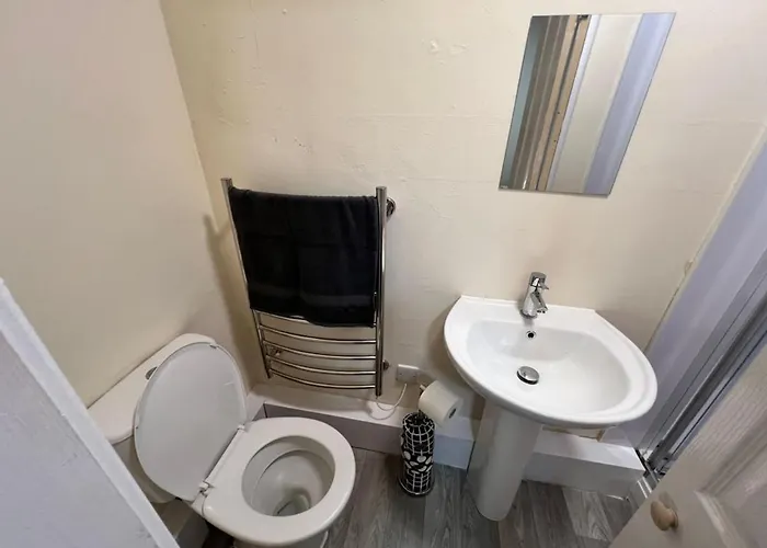 Cosy One-bedroom Ground Floor Flat In Eccles, شقة