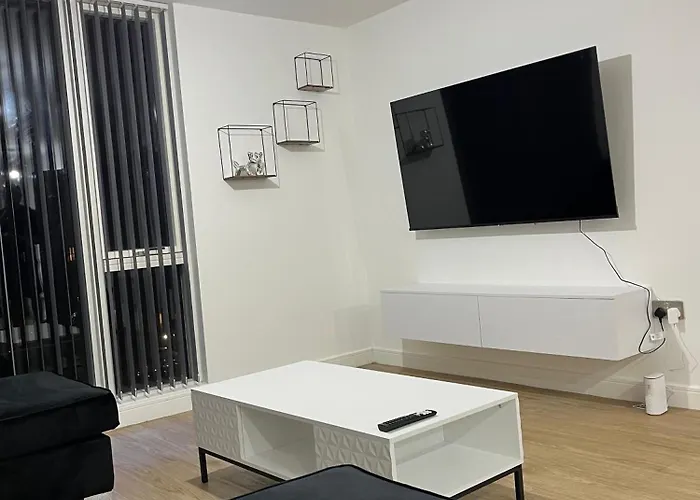 Balcony View Deluxe 2 Bed Ao Arena & Victoria Stn