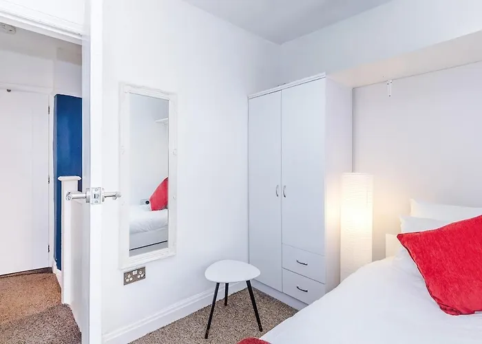 Stylish Home, Sleeps 7, Pool Table, Free Parking, Free Wi-fi, Full Kitchen, Perfect For Groups