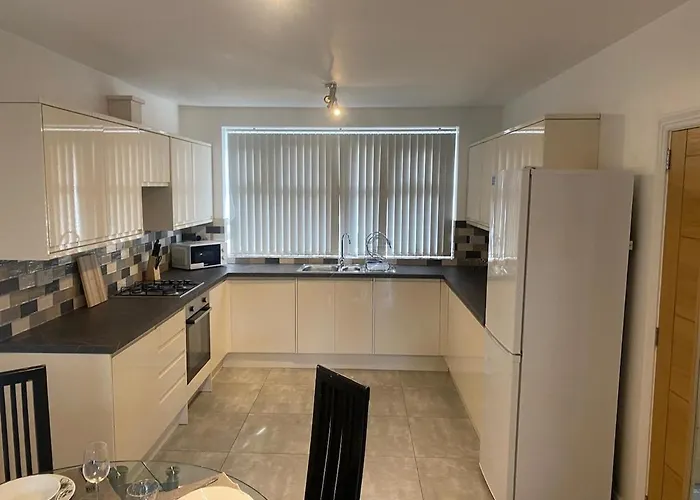 Spacious Apartment, Steps Away From Heaton Park Apartament
