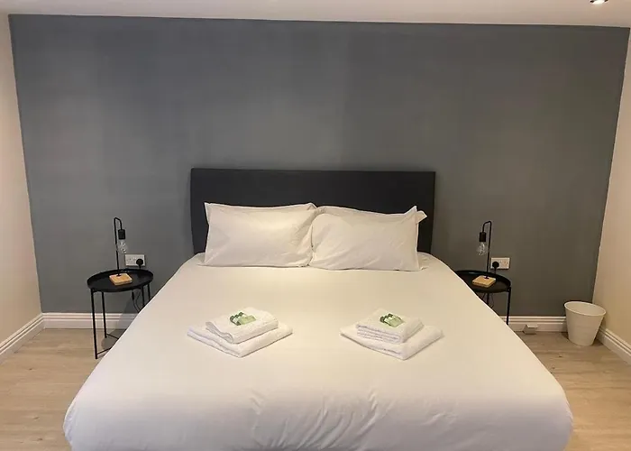 Spacious Apartment, Steps Away From Heaton Park Apartament *