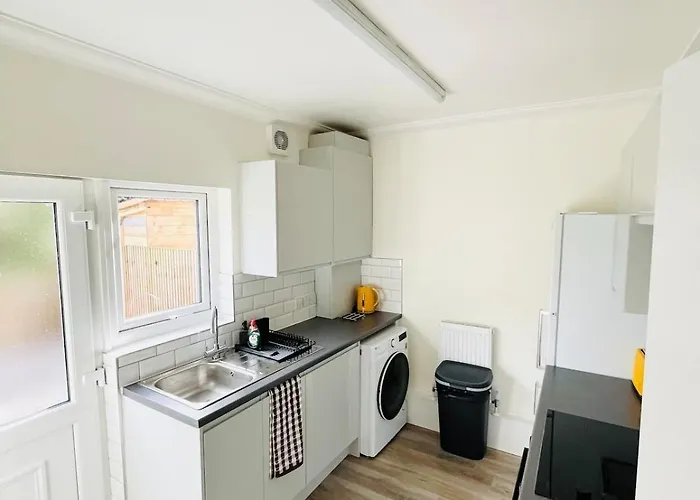 Newly Renovated 2-bedroom *