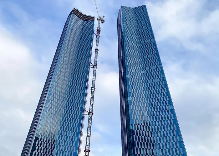 - Stylish Apartment, Prime Location, Centre, Mediacity, Etihad, Coop Live, Ao Arena, Salford Quays, Sleeps 8, Free Parking *