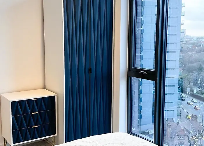 2bed 2bath Balcony Smart Tv 20mins To Airport Gym شقة *