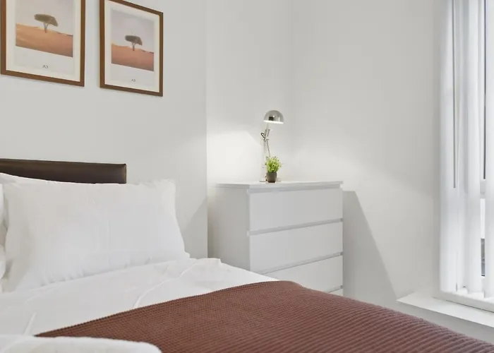 Spacious 4 Bedroom House With Pacman,darts, Netflix By Vista Short Lets Apartment Manchester