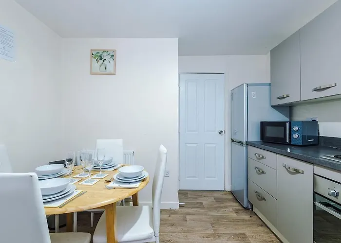 The Lawnswood - Stylish & Spacious Near Centre & Etihad - Ideal For Business Or Work - Presented By Parydise Daire Manchester