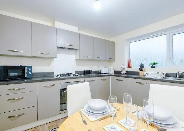 The Lawnswood - Stylish & Spacious Near Centre & Etihad - Ideal For Business Or Work - Presented By Parydise Daire *