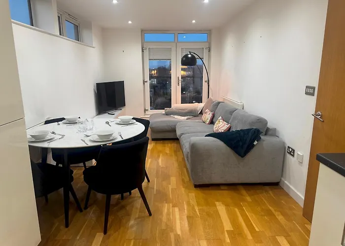 Ideally Located Didsbury Chorlton Gated Parking - Pass The Keys