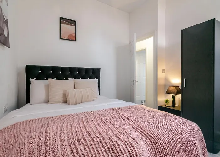 Perfect For Contractors, Free Parking, Manchester