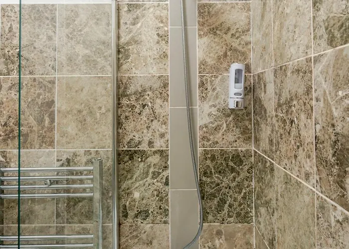 Bright & Cozy Retreat Near Hotspots *