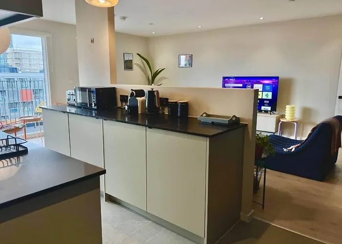 Boutique Centre Apartment, Balcony, Parking