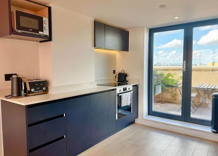 3 Bedroom Penthouse Roof Garden Parking Canal