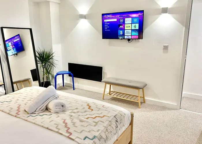 3 Bedroom Penthouse Roof Garden Parking Canal