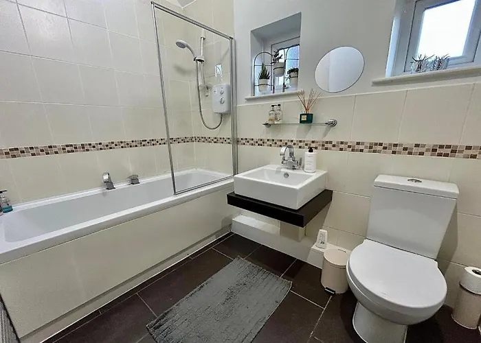 Modern 2-bed For Work