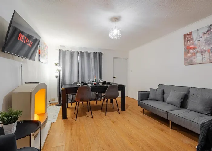 Apartment 4 Mins From Stadium - Sleeps 7 - Near - Driveway Parking *