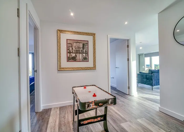 Apartment 2-br Flat - & Town Centre View -1 Minute To Train & Tram Station - Sleeps 5 Manchester