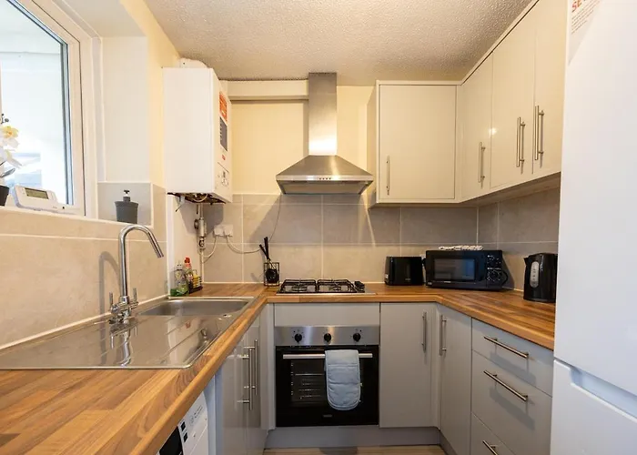 2 Bed Flat Centre - Sleeps 8 - Free Parking - Contractors & Long Offer - Wi-fi & Netflix - Workspace & Coffee * Manchester
