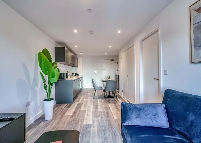 1-br Flat In Eccles - 1 Minute Walk To Train & Tram Station - Sleeps 3 *