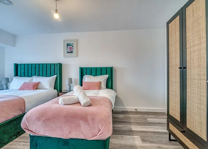 The Trafford Centre - City View - Close To Airport - Sleeps 6 * Manchester