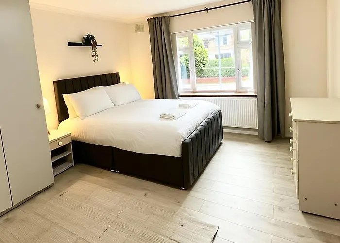 Spacious 2-bed Near Centre *
