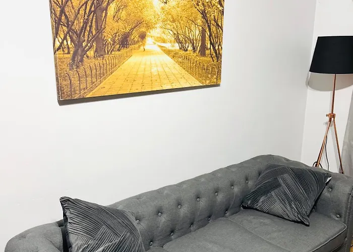 Luxury 2-bed Apartment,office With Built-in Tv King Bed, Private Entrance And Free Parking Appartement *