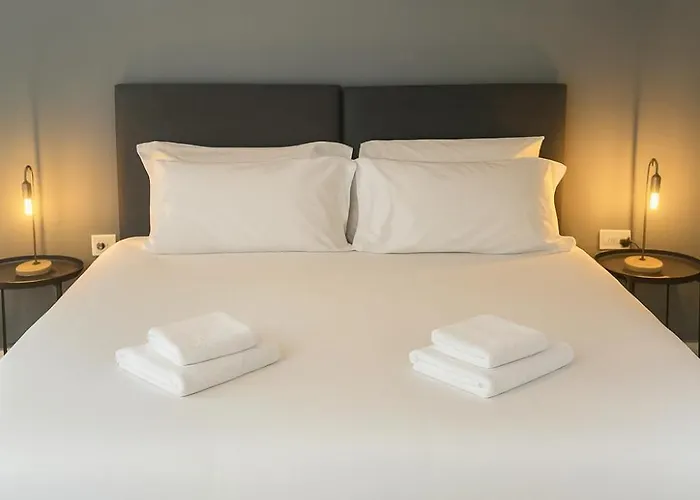 Spacious Apartment, Steps Away From Heaton Park Apartament