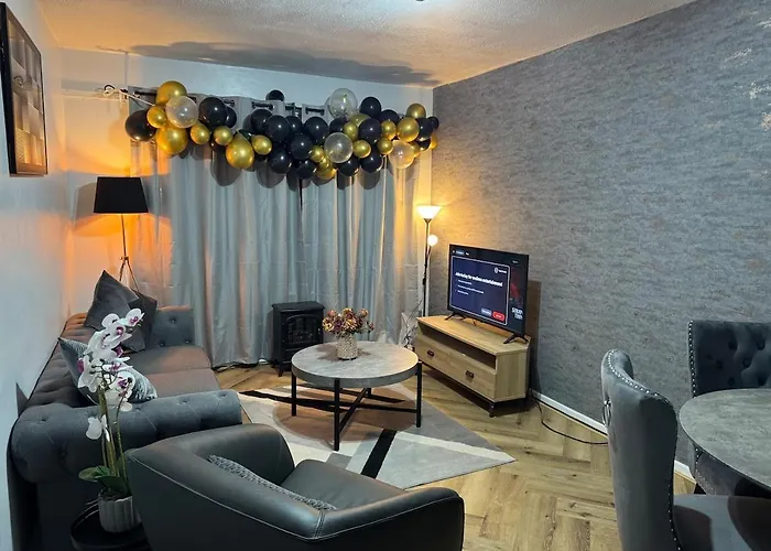 Luxury 2-bed Apartment,office With Built-in Tv King Bed, Private Entrance And Free Parking Manchester