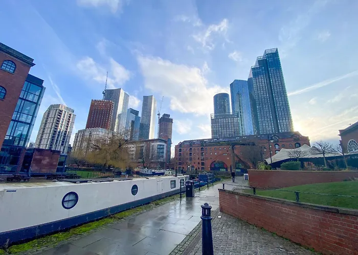 - Stylish Apartment, Old Trafford, Centre, Etihad, Prime Location, Mediacity, Coop Live, Ao Arena, Salford Quays, Sleeps 8, Free Parking Apartman