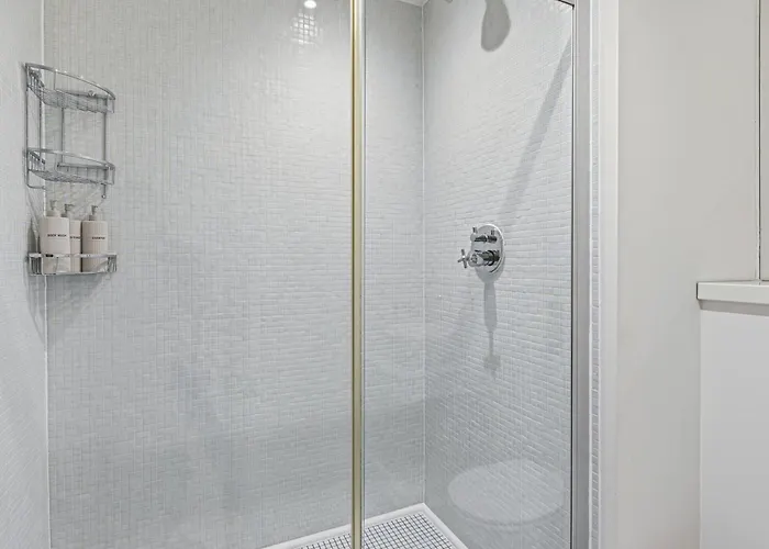 Centre 1b With Free Private Parking & Balcony