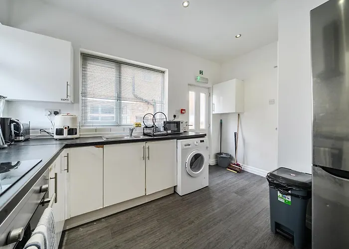 Six Bedroom Group Near Mediacityuk With Garden And Lockbox Check In