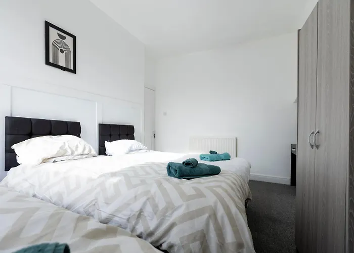 Free Parking, Large House For Contractors & Families, Sleeps 6, 15mins To Centre