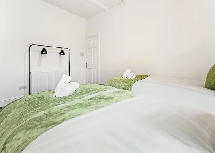 Comfortable 4 Bed - Free Parking & Fast Wifi