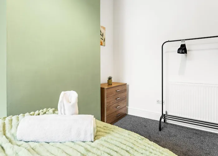 아파트 Comfortable 4 Bed - Free Parking & Fast Wifi