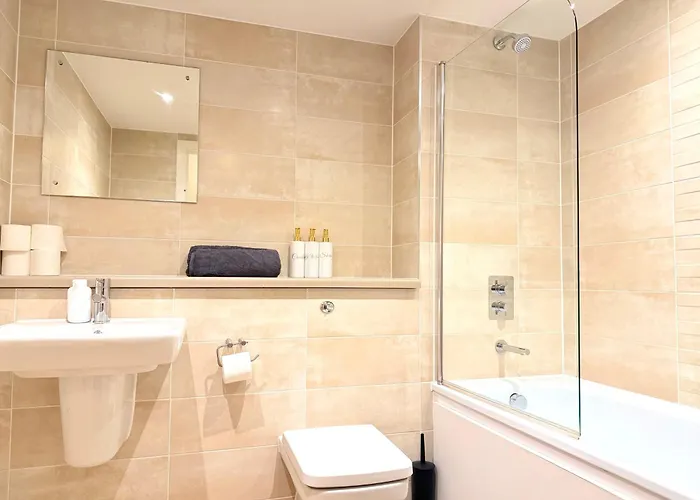 Lux High-rise Two Bed-balcony With Waterside View Daire Manchester