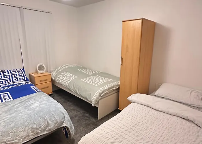 Апартаменты Entire 3 Bedroom In Манчестер