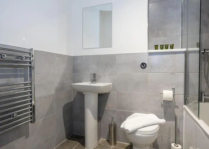 Modern With Balcony In Apartament Manchester