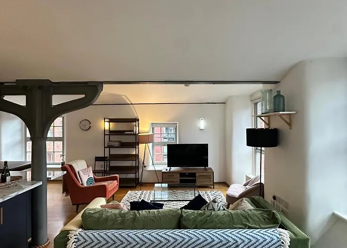 Royal Mills 2br By Torr Group Short Lets & Serviced With Free Wifi Apartment *