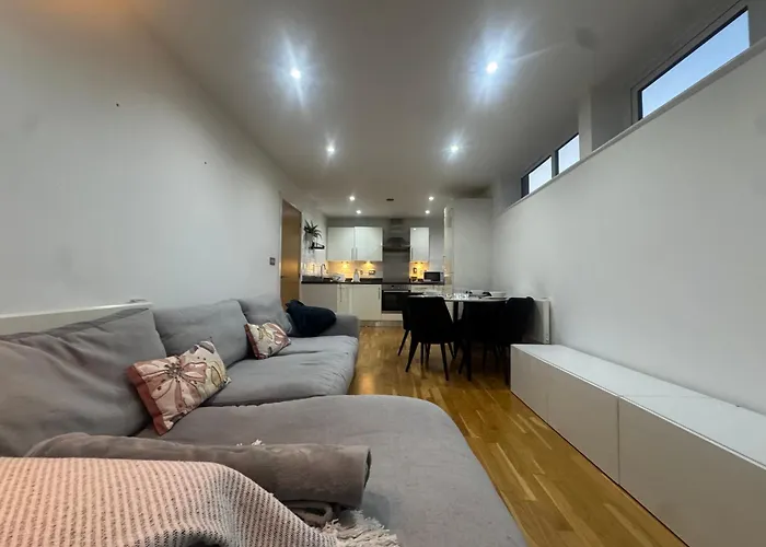 Ideally Located Didsbury Chorlton Gated Parking - Pass The Keys Apartman Manchester